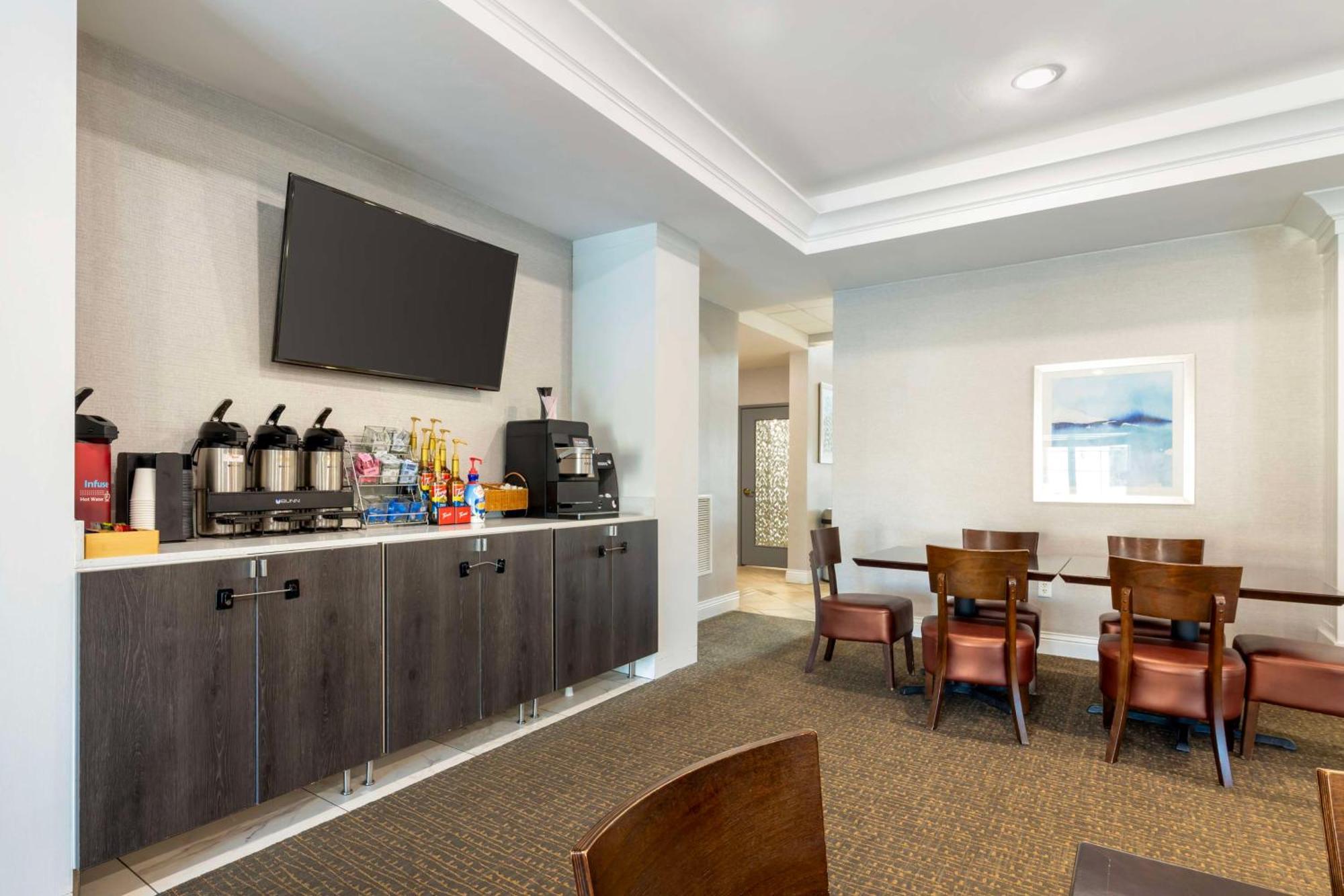Best Western Plus Appleton Airport Mall Hotel Exterior photo