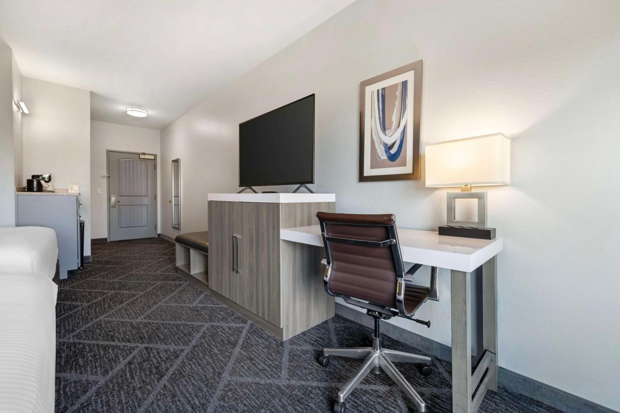 Best Western Plus Appleton Airport Mall Hotel Exterior photo
